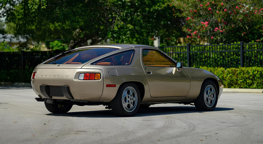 Na njemu je Tom Kruz učio da vozi sa manuelnim menjačem: Prodaje se legendarni Porsche 928