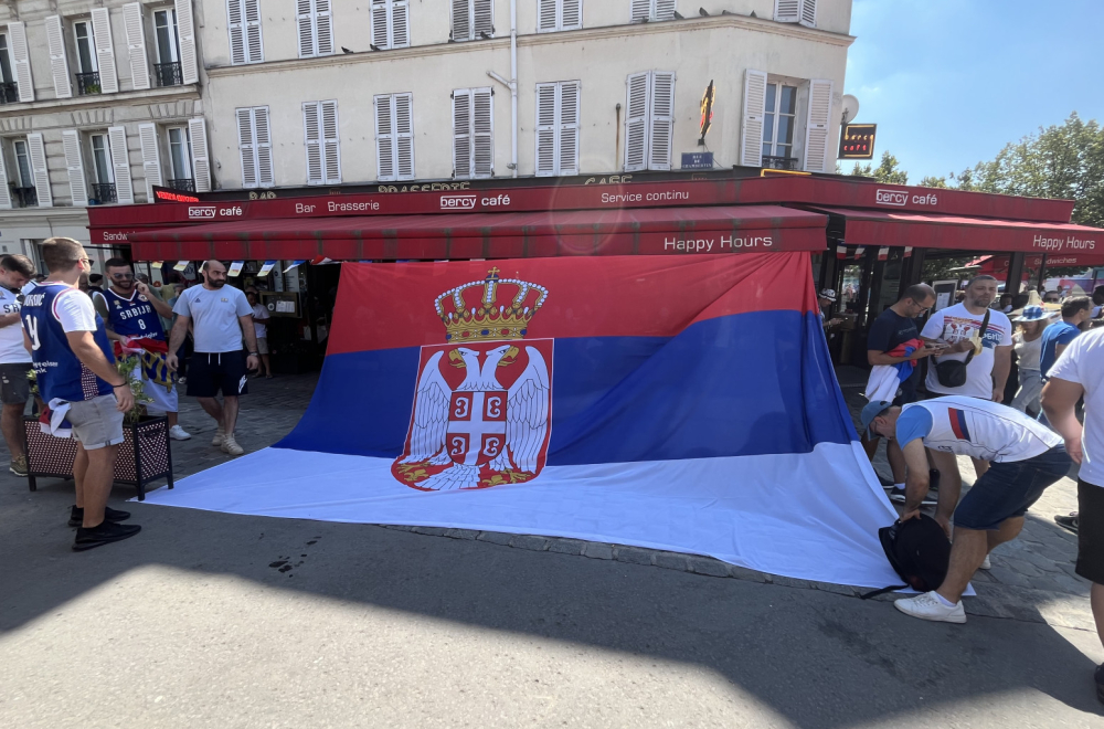 Euforija na vrhuncu: Velika srpska trobojka osvanula u Parizu FOTO