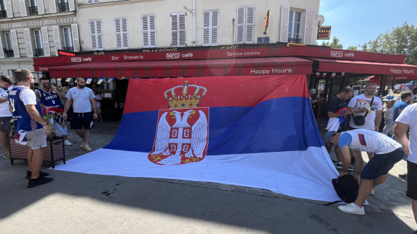 Euforija na vrhuncu: Velika srpska trobojka osvanula u Parizu FOTO