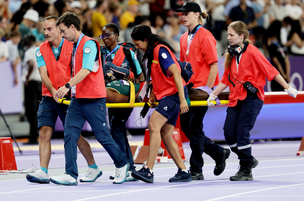 Horor – svetski rekorder nepomično ležao na stazi, hitno prebačen u bolnicu VIDEO