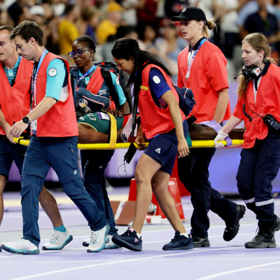 Horor – svetski rekorder nepomično ležao na stazi, hitno prebačen u bolnicu VIDEO