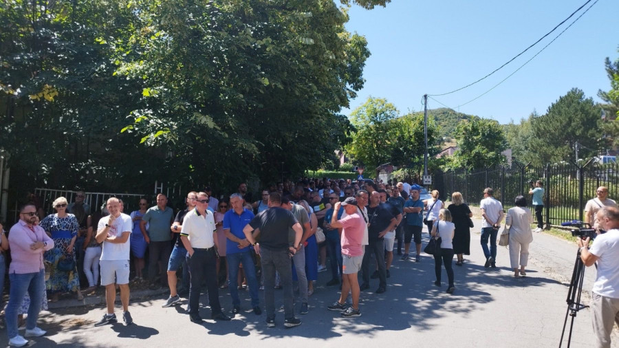 Ovako su brutalno uhapšeni Srbi na KiM;  Narod u protestnoj šetnji, nose trobojke i snažu parolu FOTO/VIDEO