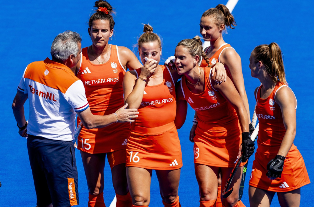 Horor scene u Parizu – jeziva povreda Holanđanke, jedva očistili teren FOTO