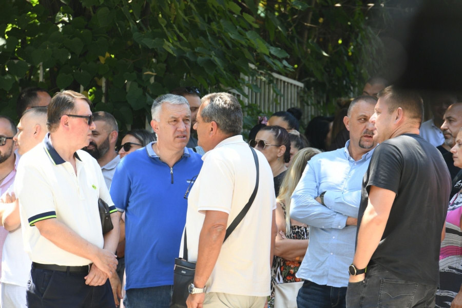 Ovako su brutalno uhapšeni Srbi na KiM;  Narod u protestnoj šetnji, nose trobojke i snažu parolu FOTO/VIDEO