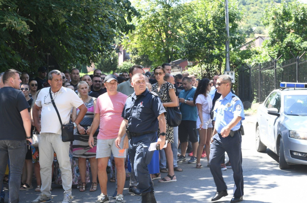 Ovako su brutalno uhapšeni Srbi na KiM;  Narod u protestnoj šetnji, nose trobojke i snažu parolu FOTO/VIDEO