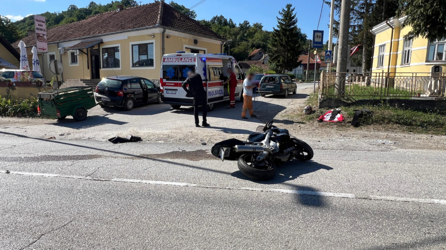 Teška saobraćajna nesreća kod Čačka: Motociklista preticao pa udario u automobil FOTO