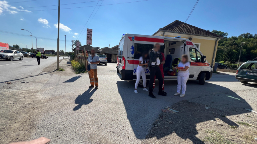 Teška saobraćajna nesreća kod Čačka: Motociklista preticao pa udario u automobil FOTO