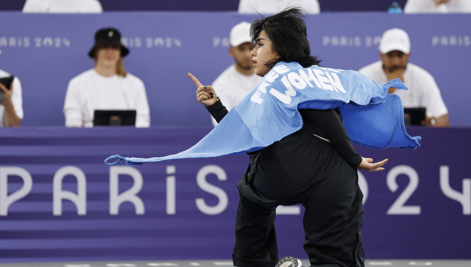 Avganistanska brejkdenserka diskvalifikovana zbog natpisa na ogrtaču