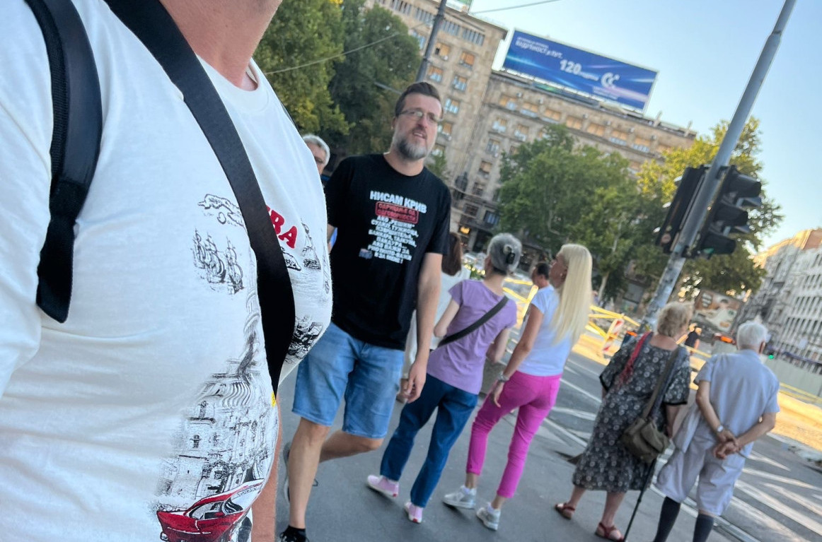 Nasilnik sa vešalima ponovo na protestu: Nogo upućivao jezive pretnje Vučiću FOTO