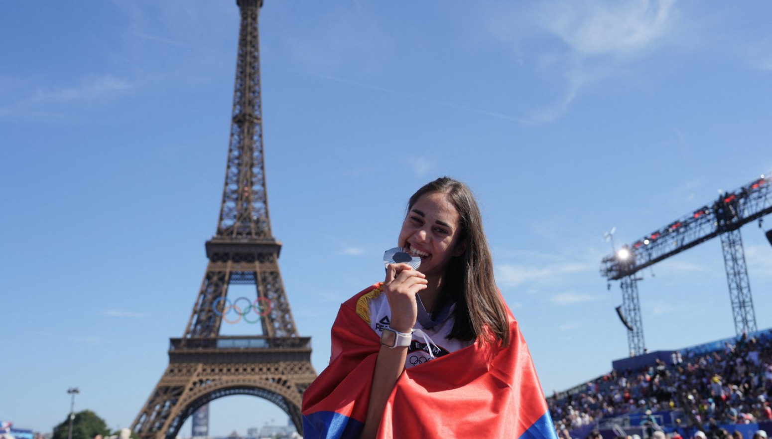 Perišić prodefilovala Parizom – zastava i tri prsta FOTO