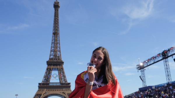 Perišić prodefilovala Parizom – zastava i tri prsta FOTO