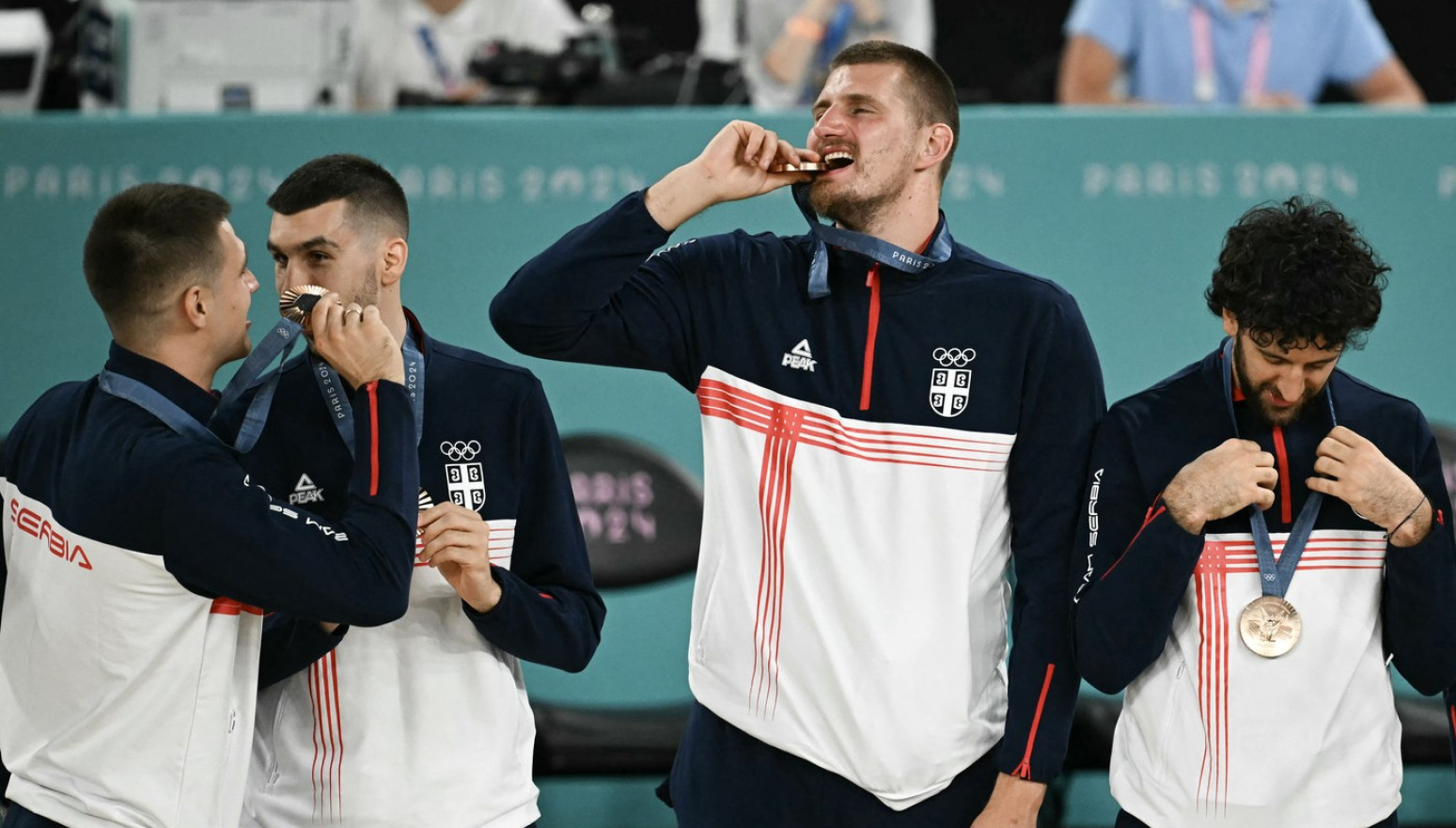 Srpski košarkaši napravili šou na dodeli medalja: Snimci duhovitog Avramovića obilaze svet VIDEO