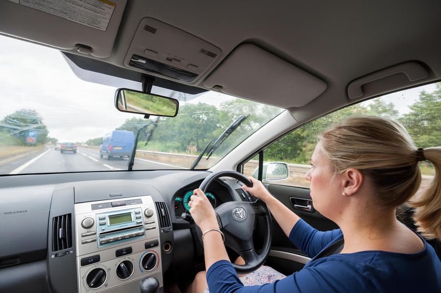 U kojim zemljama se vozi levom, a u kojim desnom stranom