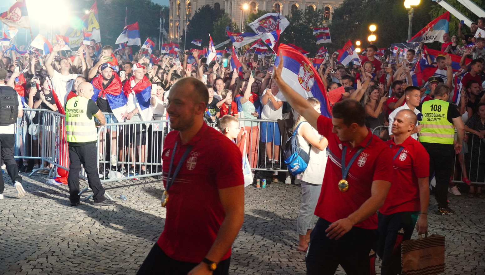 Navijači u transu zbog "otpisanih" VIDEO