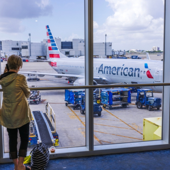 Optužili je za seksualni odnos u avionu i zabranili joj let: "Ali ja sam lezbejka" VIDEO