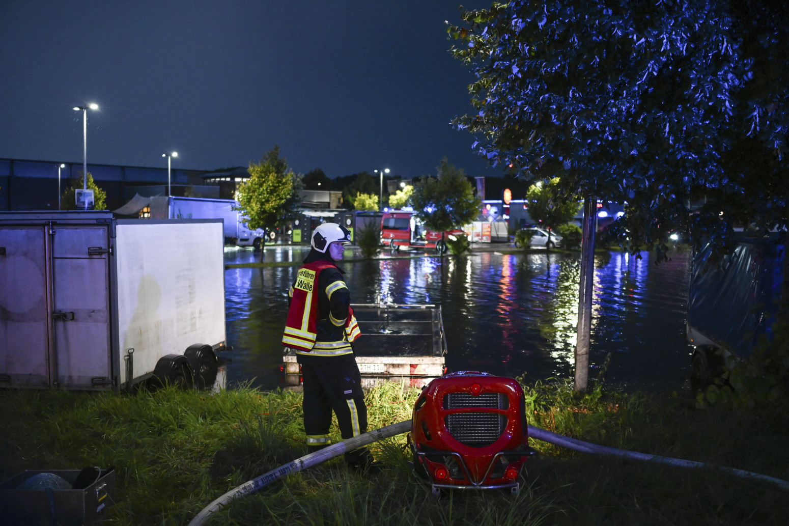 Bio je potpuni haos; Nevreme paralisalo sve, automobili plivaju u vodi FOTO