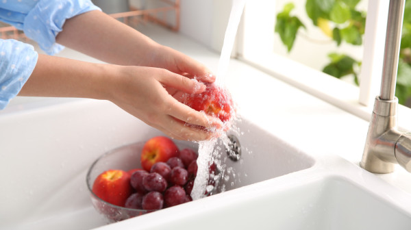 Stručnjaci upozoravaju: Ovo voće i povrće ima najviše pesticida, i posle pranja