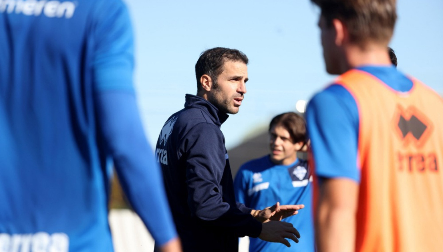 Komo ne planira da se zaustavi – Fabregas dovodi igrače Sitija i Reala