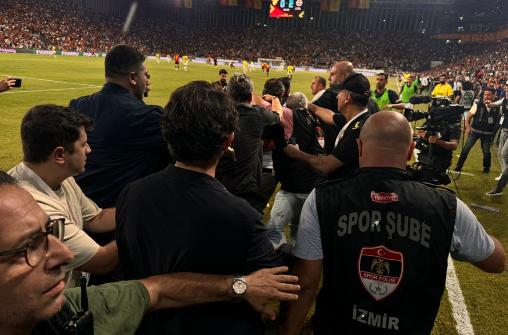 Haos na meču Fenerbahčea – besni navijači gađali predsednika kluba VIDEO