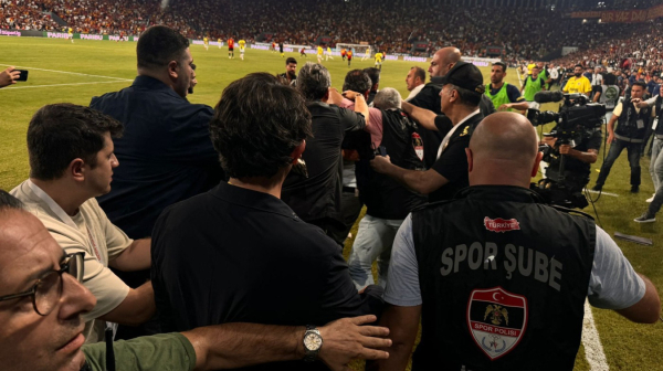 Haos na meču Fenerbahčea – besni navijači gađali predsednika kluba VIDEO