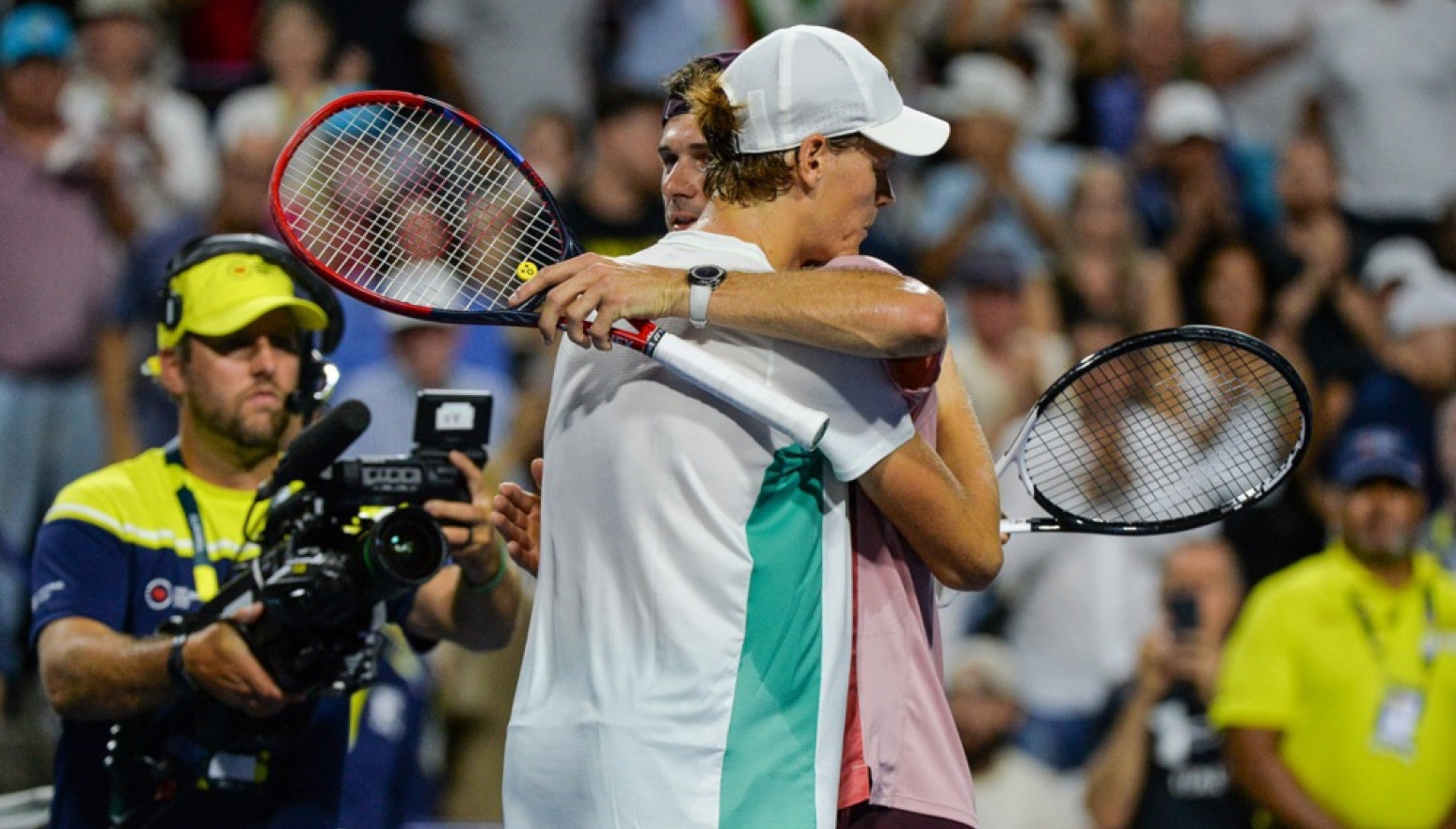 Amerikanac "pecnuo" Sinera slikom sa masaže FOTO