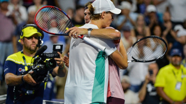 Amerikanac "pecnuo" Sinera slikom sa masaže FOTO