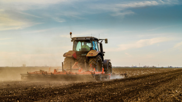 Je l' treba nekome traktor?