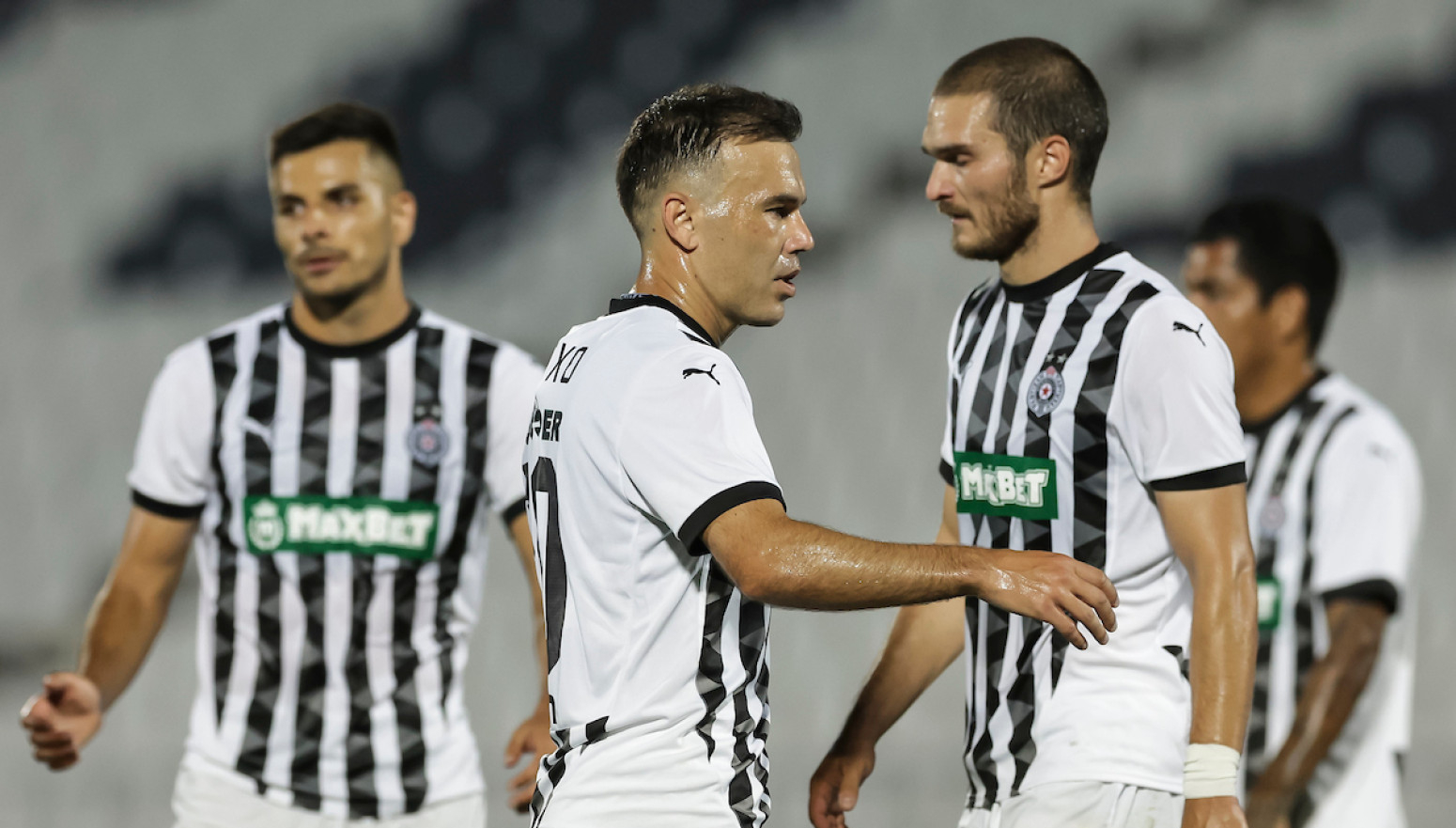 Crno-bela porodica: Fudbaleri Partizana na treningu košarkaša FOTO/VIDEO