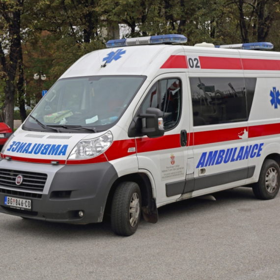 Mladić teško povređen u udesu na Pančevačkom mostu: Automobilom udario u banderu