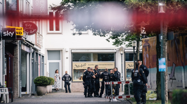 Tragedija u Berlinu: Teška staklena vrata usmrtila dečaka