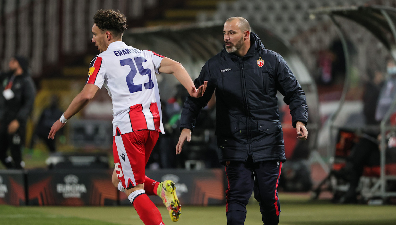 Eraković "pocrveneo" u derbiju – Stanković ga poljubio FOTO