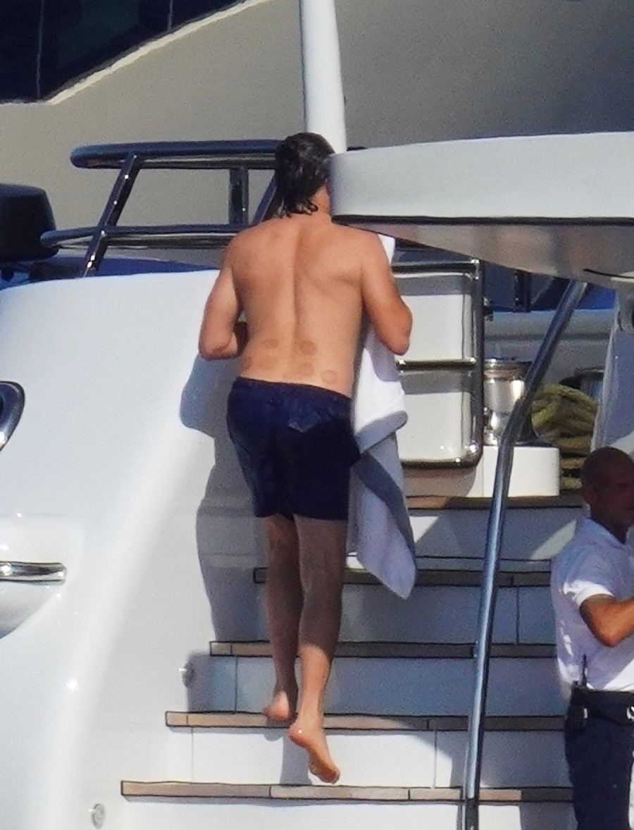 Dikaprijeva devojka se opustila na njegovoj jahti: Nosila minijaturni kupaći kostim, pa ostala samo u toplesu