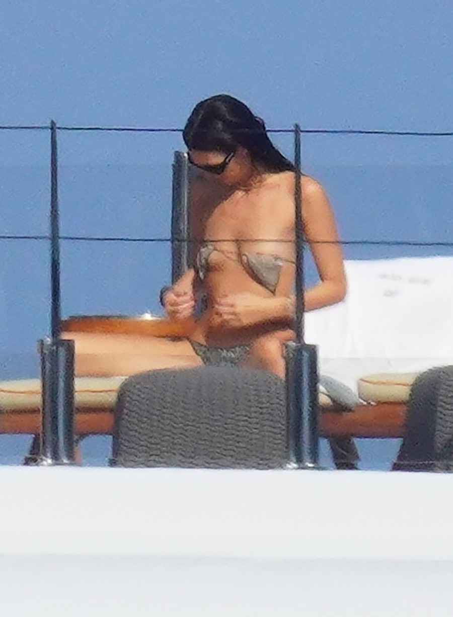 Dikaprijeva devojka se opustila na njegovoj jahti: Nosila minijaturni kupaći kostim, pa ostala samo u toplesu