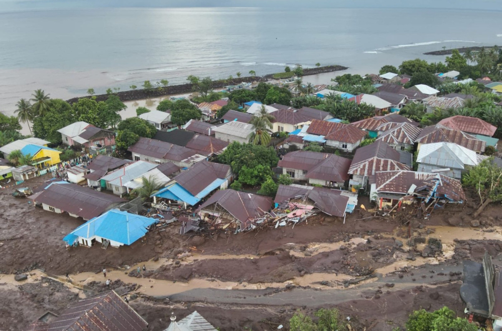 Više od 100 porodica ostalo bez kuća, četvoro mrtvih; Klizište nosi sve pred sobom