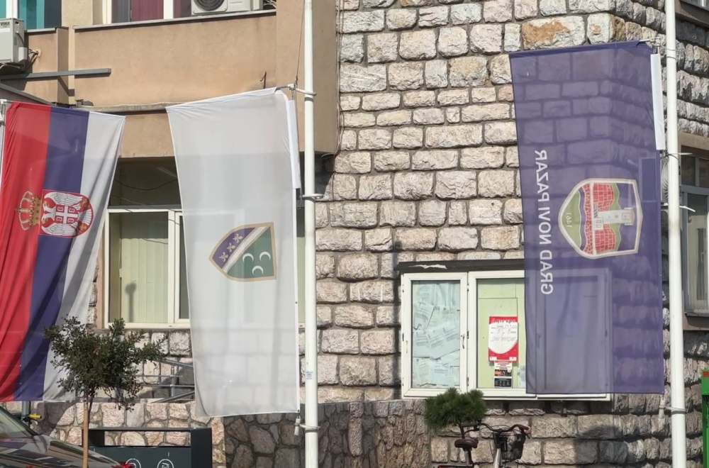 Traže otcepljenje od Srbije: Zastava Sandžaka na protestu studenata u Prijepolju