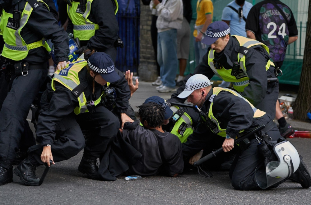 Naoružan muškarac uhapšen ispred britanskog parlamenta; Na sebi imao oklop i borbene pantalone
