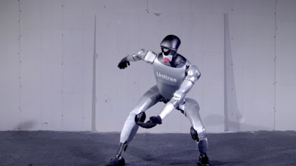 Humanoidni robot tokom demonstracije šutnuo mentora u nezgodno mesto VIDEO