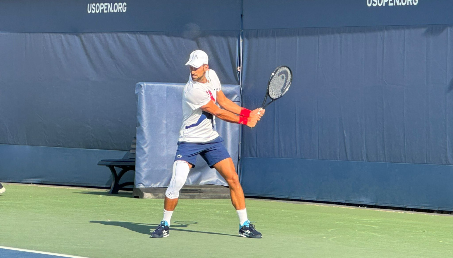 Đoković opet na terenu – mahnuo šampionki US opena, pa "zasukao rukave" FOTO