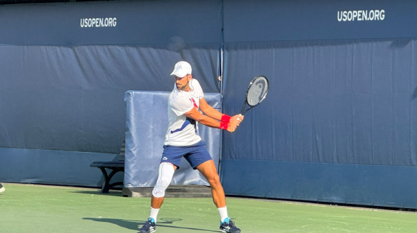 Đoković opet na terenu – mahnuo šampionki US opena, pa "zasukao rukave" FOTO