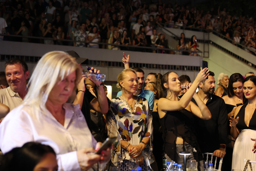 Senidah izodminirala pred krcatim Tašmajdanom: Publika u transu, bodrile je Lepa Brena i Nataša Bekvalac