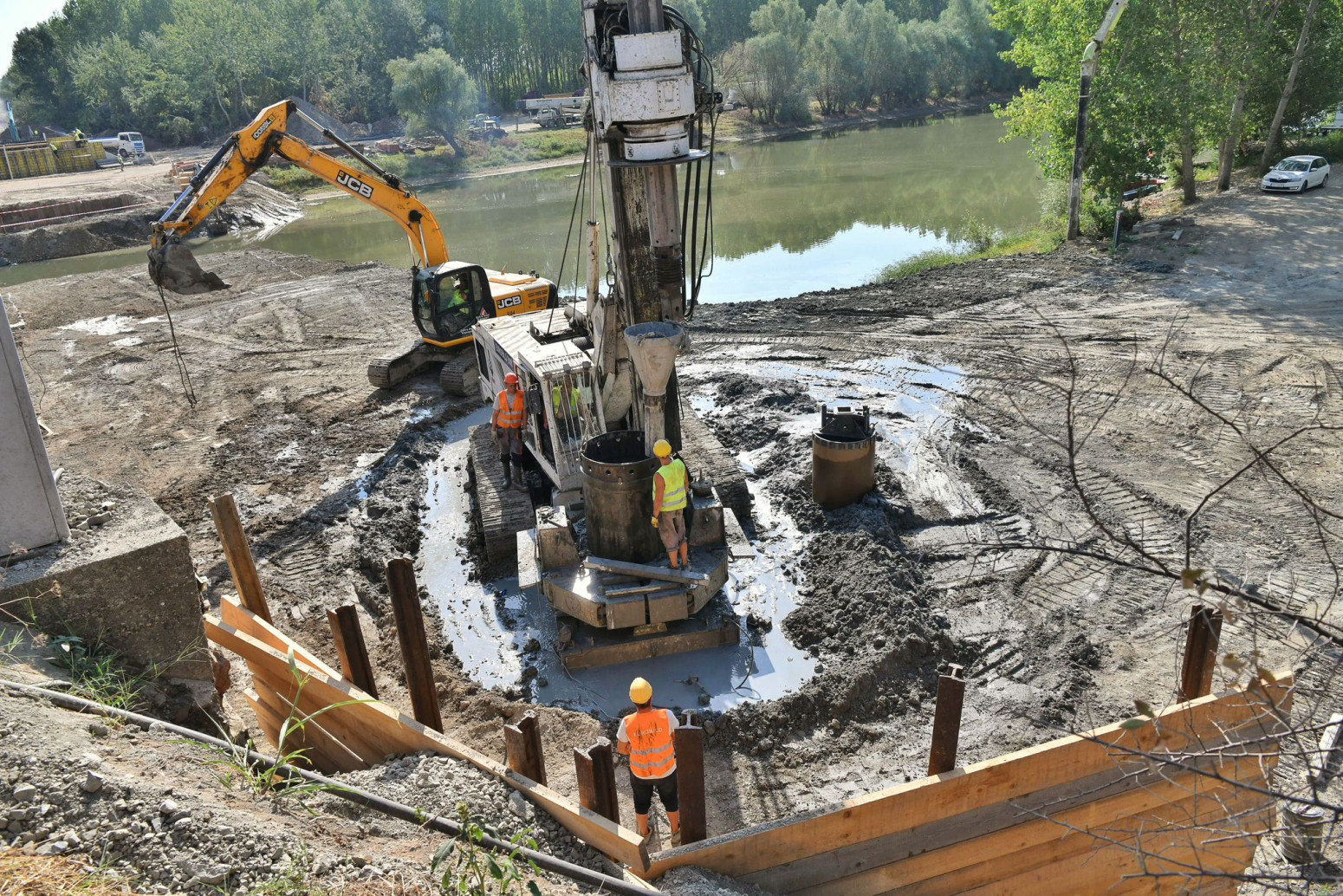 Vesić obišao radove na Tomaševačkom mostu: Saobraćajno povezujemo Banat FOTO