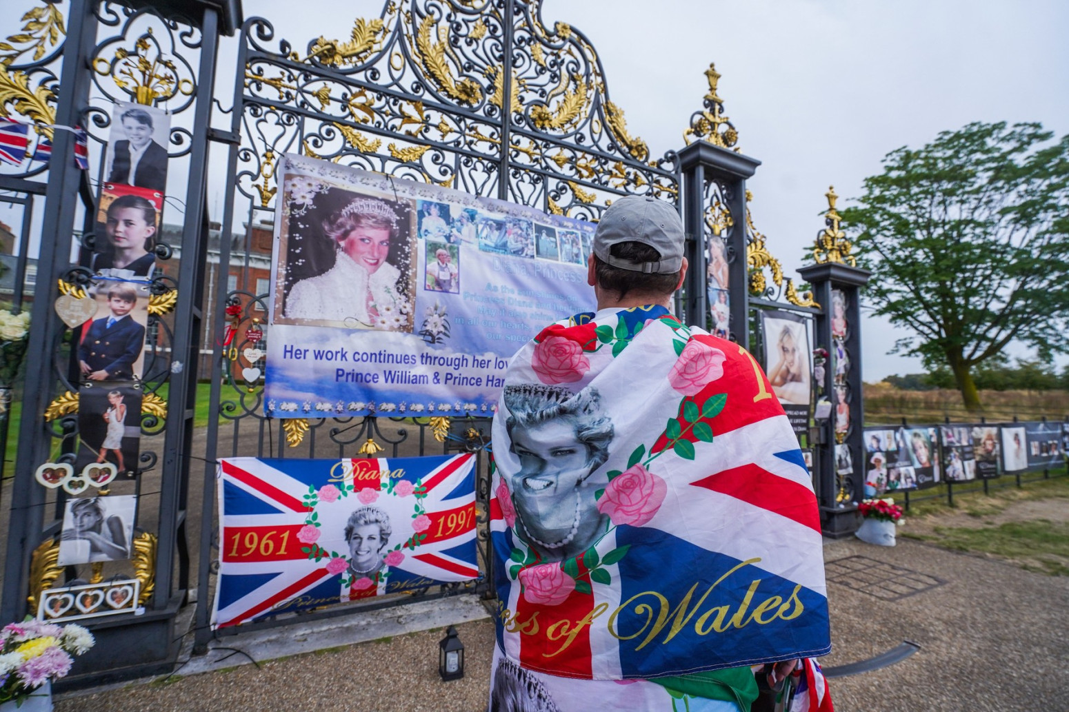 Ljudi odali počast princezi Dajani na 27. godišnjicu njene smrti FOTO