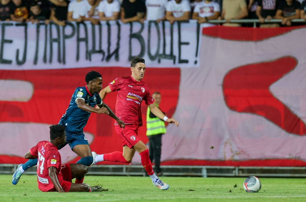 "Igrač Zvezde je srušio fudbalera Radničkog – zašto VAR ne reaguje?" VIDEO