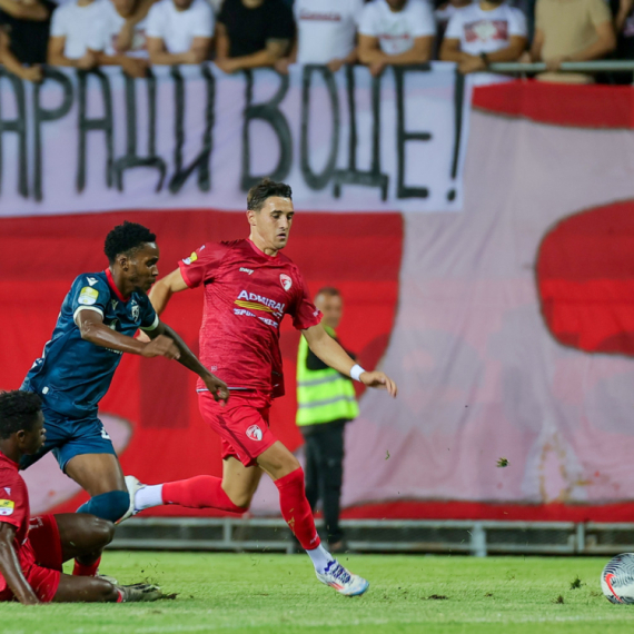 "Igrač Zvezde je srušio fudbalera Radničkog – zašto VAR ne reaguje?" VIDEO