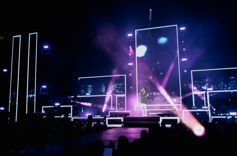 Nikos Vertis "zapalio" Tašmajdan: Lepa Brena specijalna gošća, u publici Aleksandra Prijović, Mirka Vasiljević