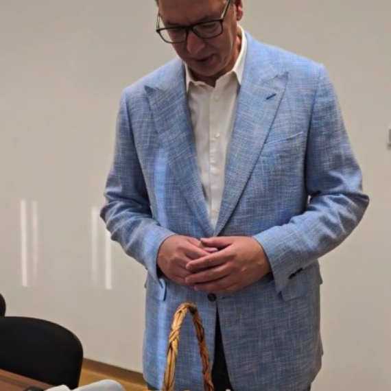 Vučić otišao u mesto gde je moguća izgradnja novog rudnika: "Ove uštipke smo spremili za decu u Brezjaku"