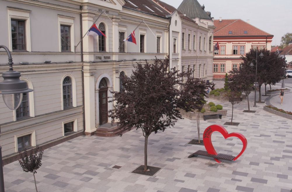 Zastave na pola koplja, nema muzike po kafićima: Čačak tuguje za Borom FOTO