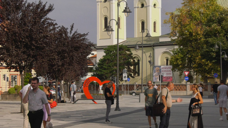 Zastave na pola koplja, nema muzike po kafićima: Čačak tuguje za Borom FOTO