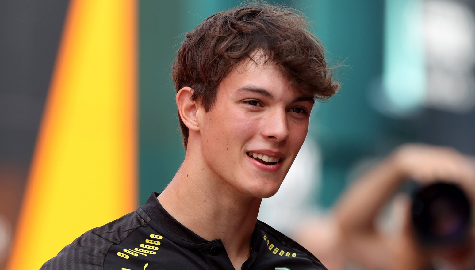 Britanski tinejdžer vozi Has u Bakuu VIDEO