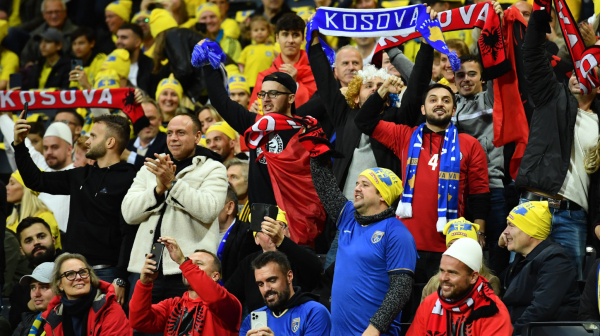 "UČK" zastave iza klupe Rumuna – skandal u Prištini VIDEO